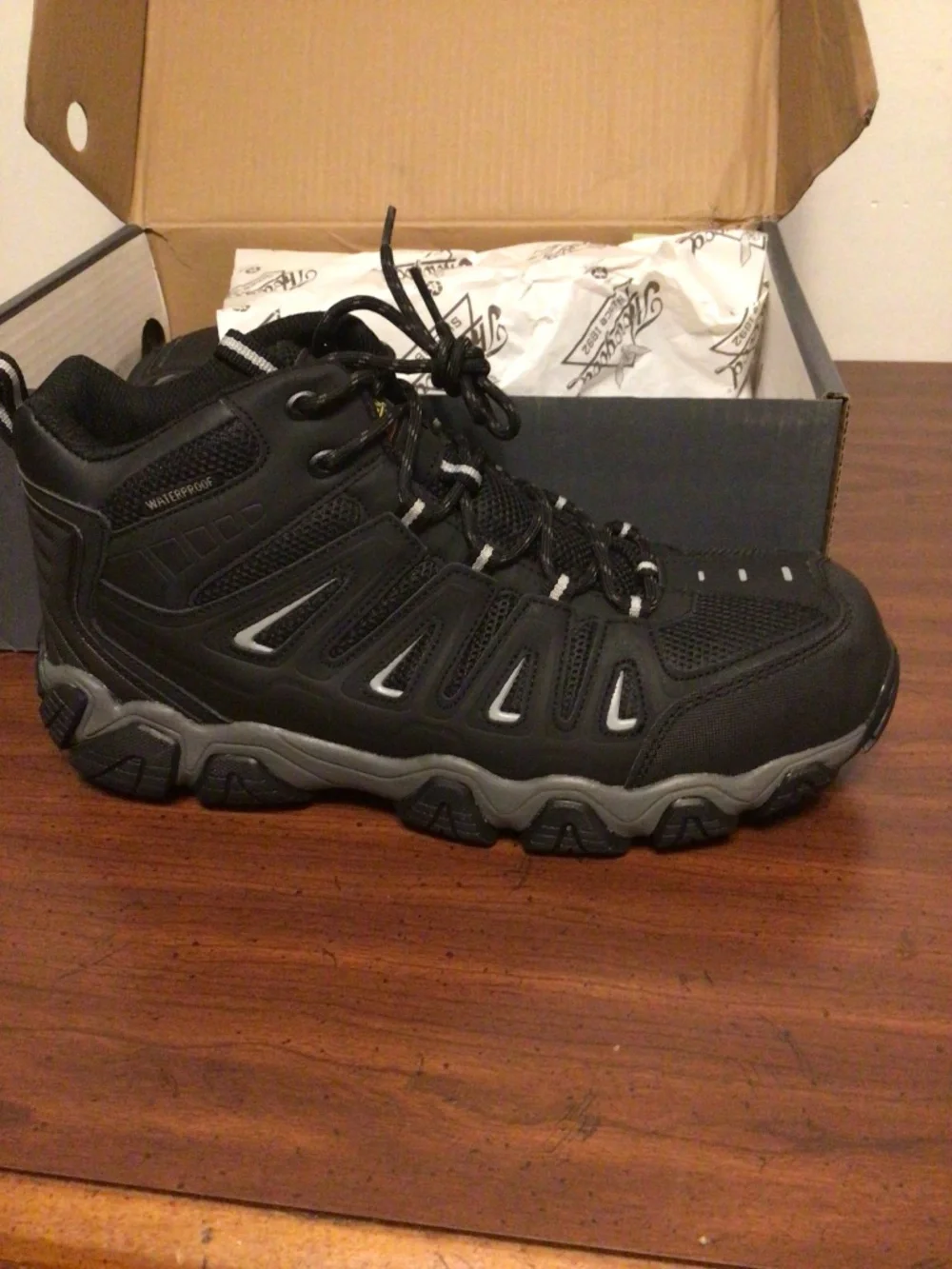 Thorogood Job Fitted Cross Trek slip resistant safety toe shoe SZ 11 W NIB
